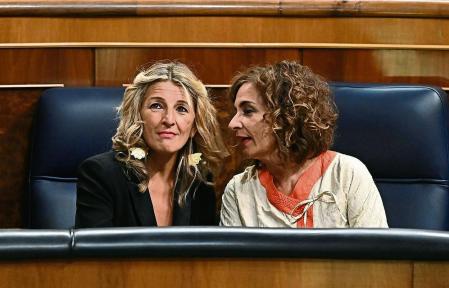 MADRID, 04/10/2022.- La vicepresidenta segunda y ministra de Trabajo y Economía Social, Yolanda Díaz (i), conversa con la ministra de Hacienda, María Jesús Montero (d), durante el pleno del Congreso, este martes en la Cámara Baja. EFE/ Fernando Villar