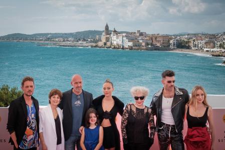 Balagueró junto al equipo de la película