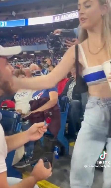 La joven se tomó muy mal la broma de su pareja