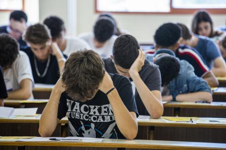 Alumnos realizando un examen