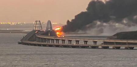 El puente de Kerch se ha incendiado tras una explosión (Reuters)