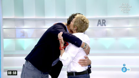 Joaquín Prat y Ana Rosa Quintana se funden en un cálido abrazo en directo