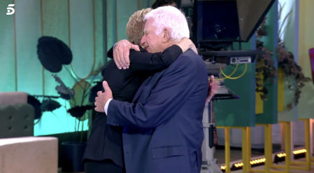 Ana Rosa y Paolo Vasile se han fundido en un abrazo