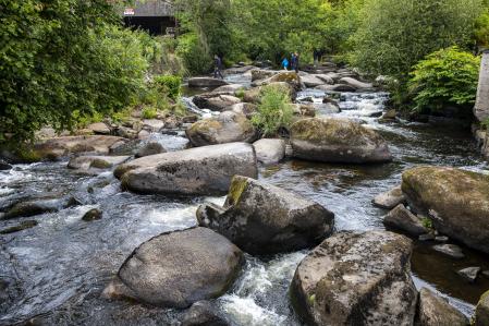 Este grupo de rocas que acelera el curso del río se conoce como Le Chaos de l'Aven