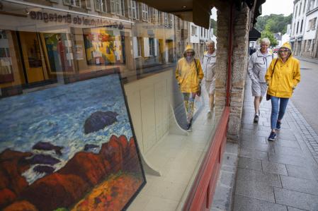 El prestigio de la localidad ha atraído en los últimos años a muchos galeristas y artistas que reproducen, guardando las distancias, la atmósfera de hace un siglo y medio