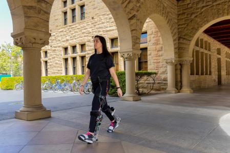 Una persona caminando asistida por el exoesqueleto