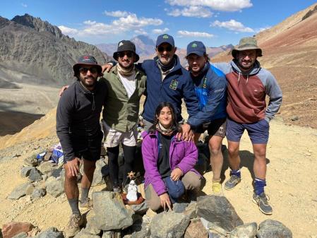 Gustavo con sus hijos en el lugar del accidente