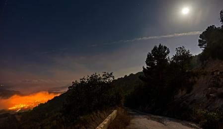 La niebla abajo y la luna arriba.