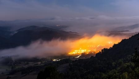 Santa Eulàlia de Riuprimer entre la niebla.