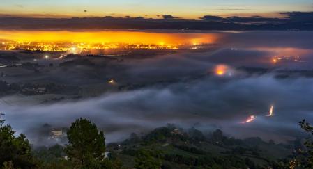 Sentfores y Vic entre la niebla.
