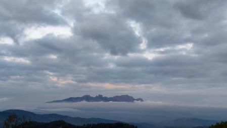 Montserrat cubierta con la niebla vacarissana.