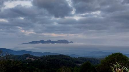 Montserrat cubierta con la niebla vacarissana.