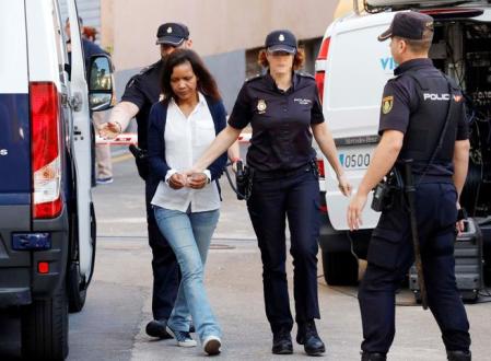 GRAFAND001. ALMERÍA, 18/09/2019.- Agentes de la Policía Nacional llevan a la Audiencia provincial de Almería a Ana Julia Quezada, única acusada por el asesinato del niño Gabriel Cruz, donde se está celebrando el juicio contra ella y donde hoy la magistrada Alejandra Dodero, que preside la vista, entregará el objeto del veredicto al jurado popular que la juzga, quienes deliberarán hasta obtener un veredicto de culpabilidad o no de la acusada.EFE/Ricardo García