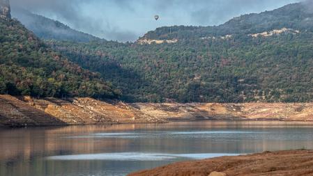 Un globo sobrevolando los alrededores del pantano de Sau.