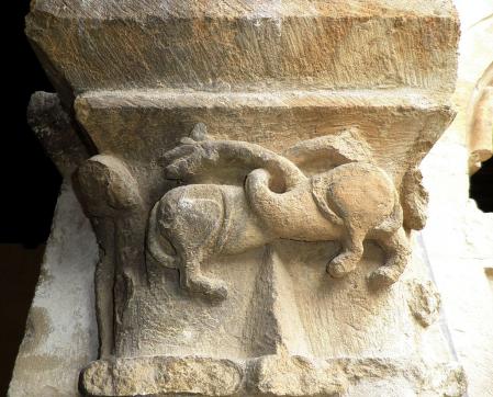 Dos basiliscos cruzando sus cuellos en un capitel del siglo XV.