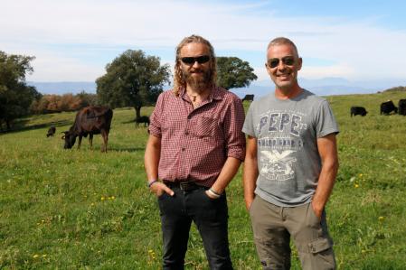 Los dos hermanos ganaderos en la finca de Tavertet