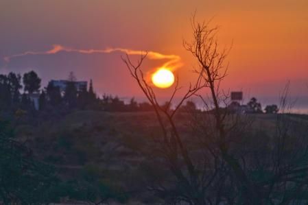El sol atrapado en la nube yunque en Mijas.