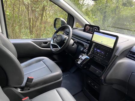 Ambiente interior futurista: la pantalla táctil de 10,25 pulgadas incluye toda la conectividad&nbsp;