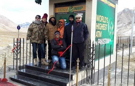 El cajero que funciona con energía solar se encuentra entre China y Pakistán