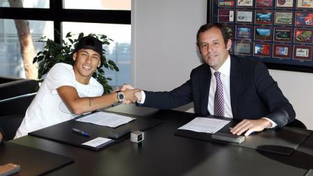 El jugador Neymar con Sandro Rosell firmando el contrato

MIGUEL RUIZ - FCB  (Foto de ARCHIVO)

03/06/2013