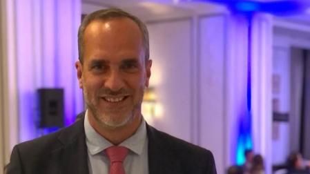 Sigue muy vinculado al mundo de la televisión