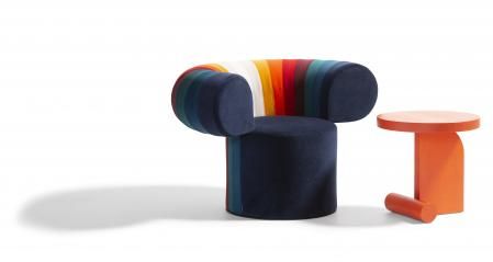 Butaca Big Talk de Adam Goodrum. Casi un trono contemporáneo, componible en un bis a bis. Mesita Liv  de Ola Giertz. Ambas de  Bla Station. Roble, fresno o teñida naranja