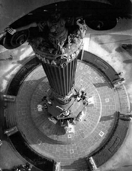 Columna del monumento a Colón levantada en 1887.