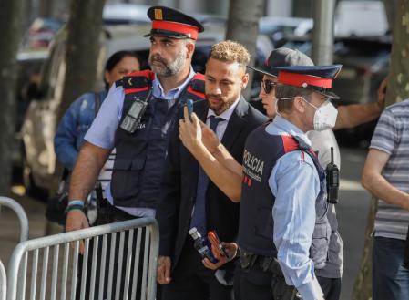 Un seguidor se hace una selfie con Neymar