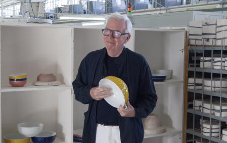 El arquitecto David Chipperfiel presentando su colaboración con Sargadelos