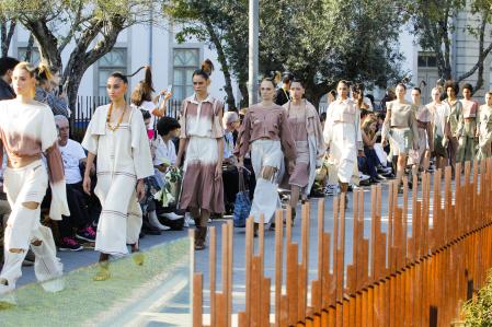 Desfile de Fozia Endrias en el Passeio dos Clérigos de Oporto