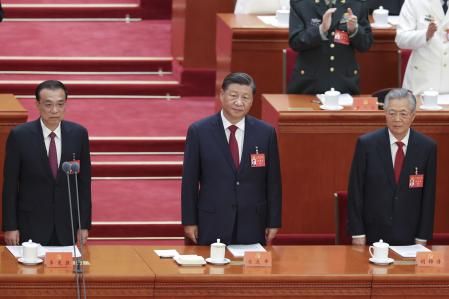 El primer ministro chino, Li Keqiang, el presidente chino, Xi Jinping, y el expresidente chino, Hu Jintao, asisten a la sesión inaugural del XX Congreso Nacional del Partido Comunista de China.