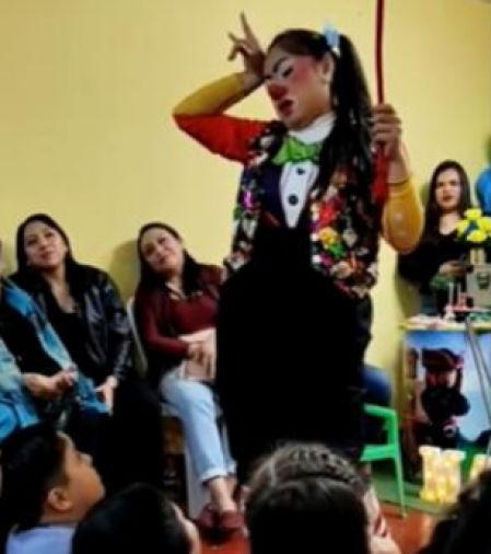 Los niños observan la actuación de la animadora