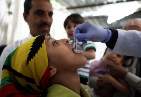 FILE PHOTO: A girl receives a cholera vaccination during a house-to-house immunization campaign in Sanaa, Yemen April 24, 2019. REUTERS/Khaled Abdullah/File Photo 
Título Multimedia?Título del objeto multimedia. También es agregado a la Cabecera del objeto, junto con el Pie. HEALTH-CHOLERA/