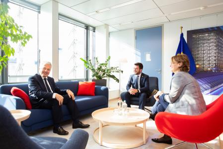 El presidente de la Generalitat, Pere Aragonès, y la consellera Meritxell Serret junto al comisario europeo de Justicia, Didier Reynders