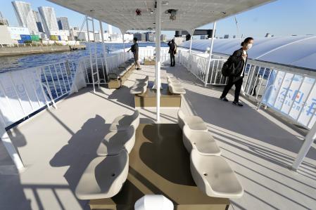 En la cubierta del barco también pueden viajar pasajeros&nbsp;