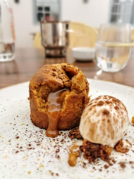Coulant de almendra con helado de turrón