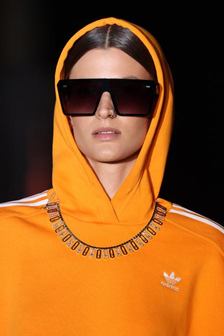 Una sudadera de Adidas aporta aires juveniles a las joyas de diamantes