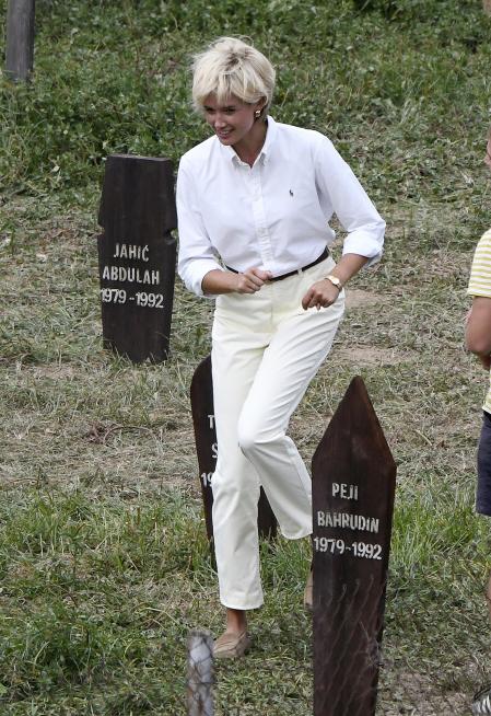 Elizabeth Debicki en la escena donde recrea el viaje a Angola de la princesa