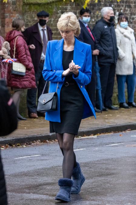 La actriz Elizabeth Debicki con el mismo look que llevó Diana en septiembre de 1995