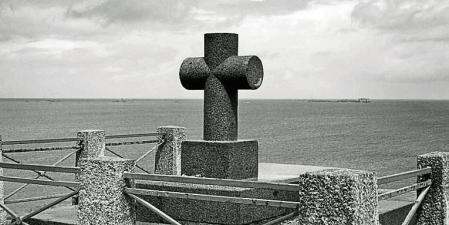La tombe de l'écrivain François-René de Chateaubriand sur l'île du Grand Bé, à Saint-Malo, en Ille-et-Vilaine, en France. (Photo by Paul POUGNET/Gamma-Rapho via Getty Images)
