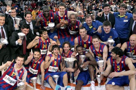Gianluca Basile (5) celebra la Euroliga junto a sus compañeros del Barça, en el 2010