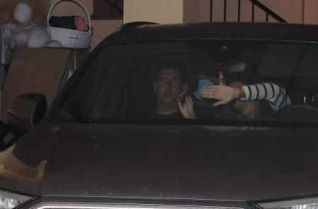 Irene Rosales y Kiko Rivera en un coche saliendo del hospital.