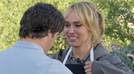Jordi Cruz le coloca a Patricia Conde el delantal blanco tras ser repescada en 'MasterChef Celebrity'