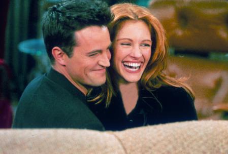 Matthew Perry y Julia Roberts se abrazan durante un capítulo de la serie 'Friends'