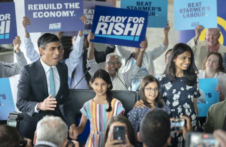 Rishi Sunak y Akshata Murthy con sus hijas Krishna y Anushka, durante un acto de campaña del político el 23 de julio del 2022
