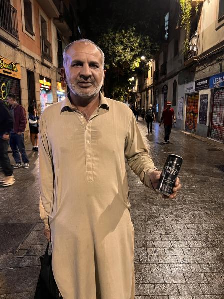 Vendedor nocturno de latas de cerveza en una calle de Barcelona