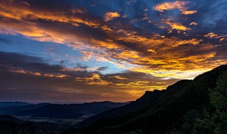 Candilazo de colores en Osona con La Garrotxa de fondo.