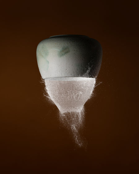 Crisalida de Ana Illueca. Realizada con torno. Gres con esmalte de investigación propia, en mate con un degradado verde cobre