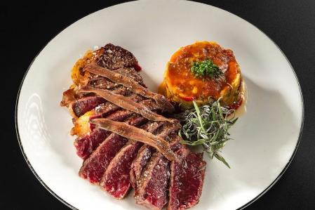 Lomo de vaca de media maduración a la parrilla, con pesto de hierbas, anchoas mediterráneas y 