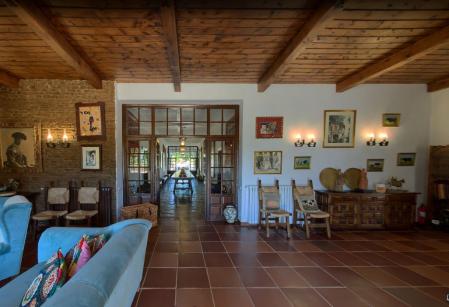 Parte del salón con vista al comedor principal del cortijo.